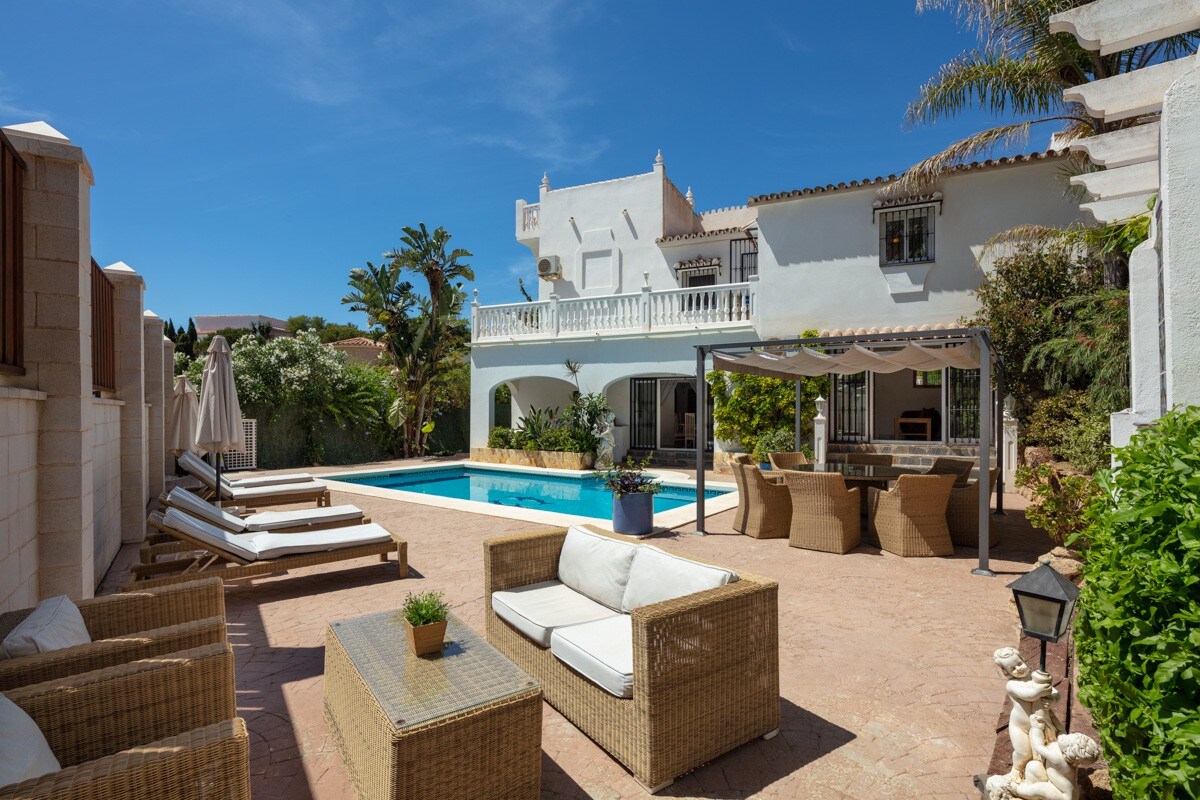 Large Family Villa 650m From Beach