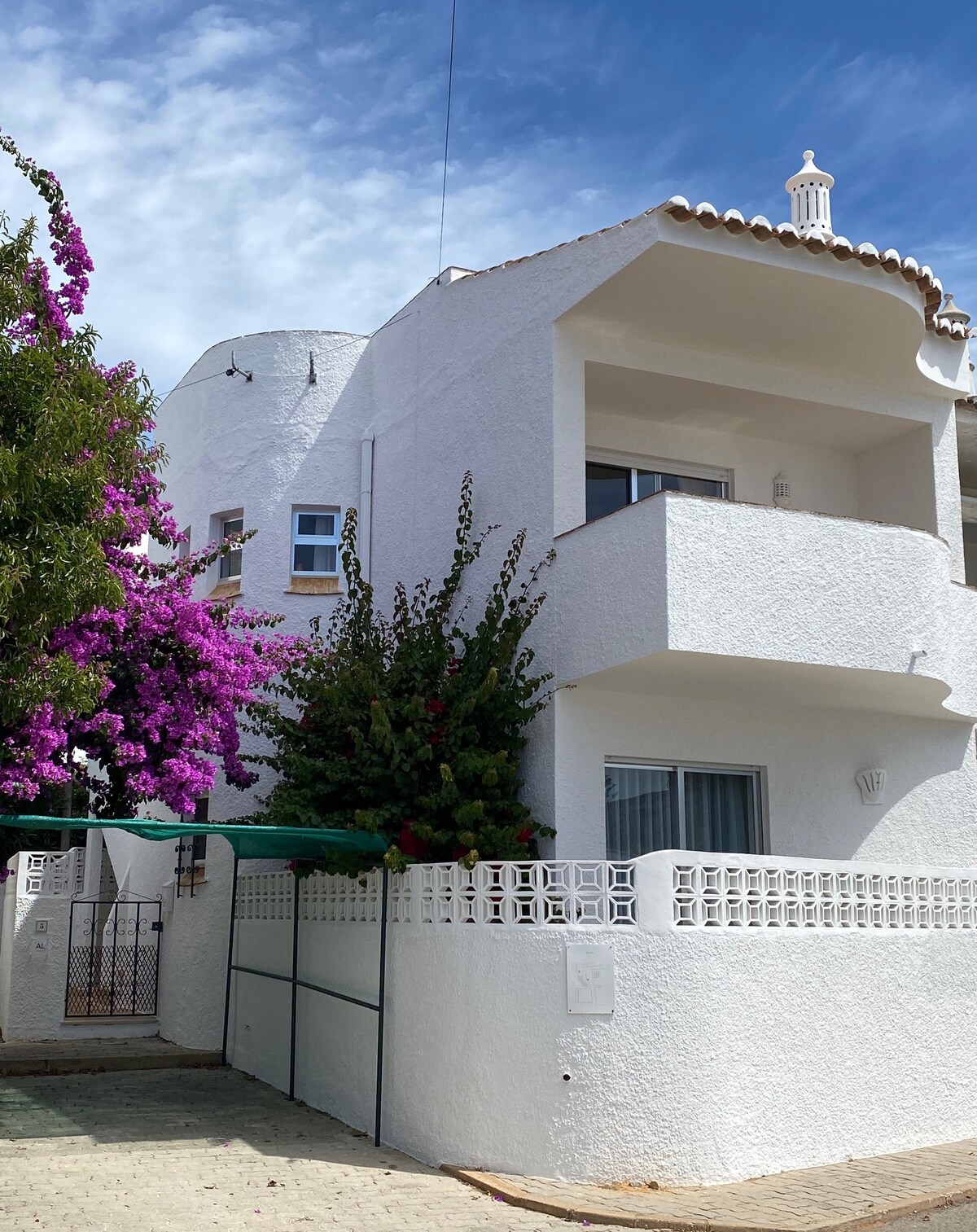 2 bed 2 bath townhouse, 2 mins from the beach