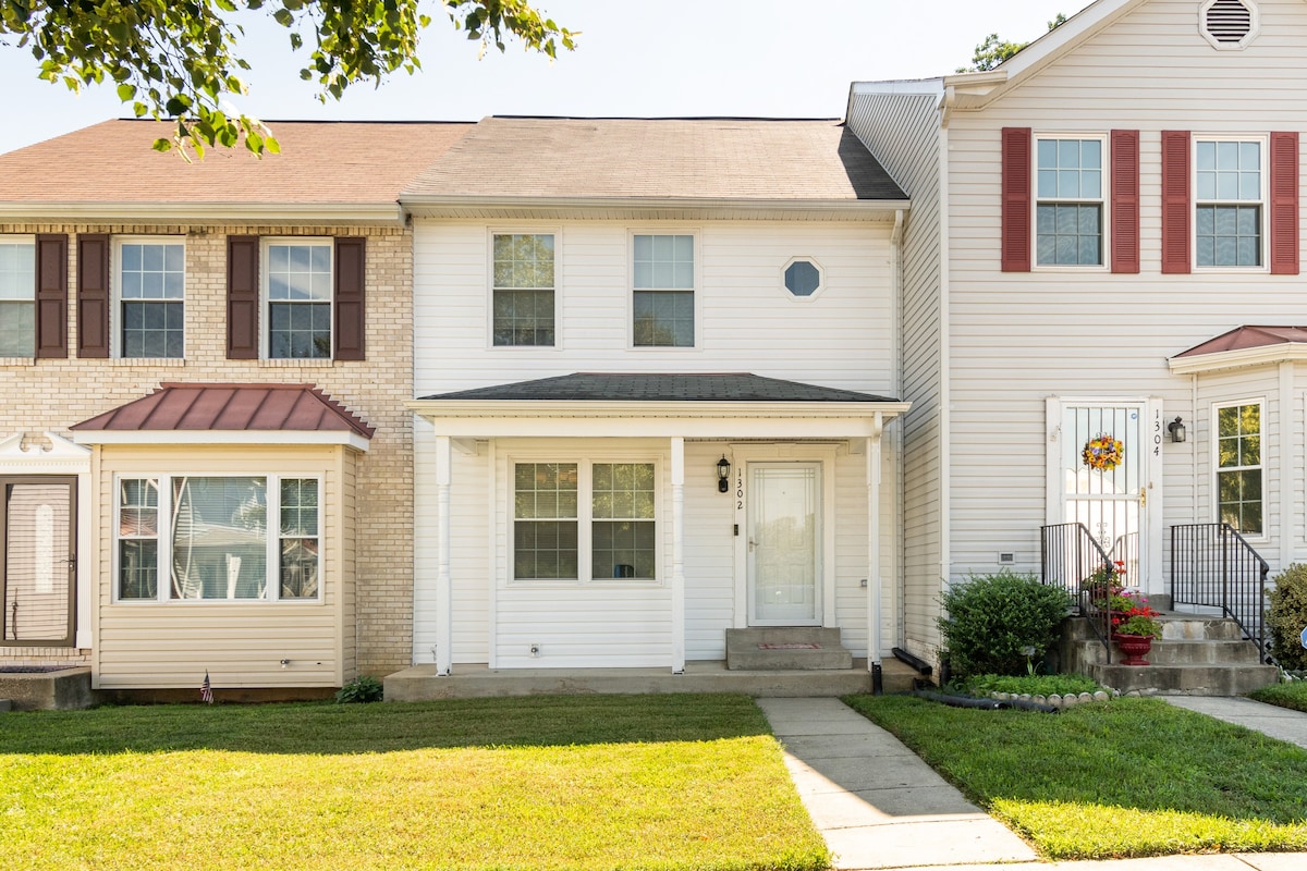 Cheerful one bedroom in townhome with Shared bath