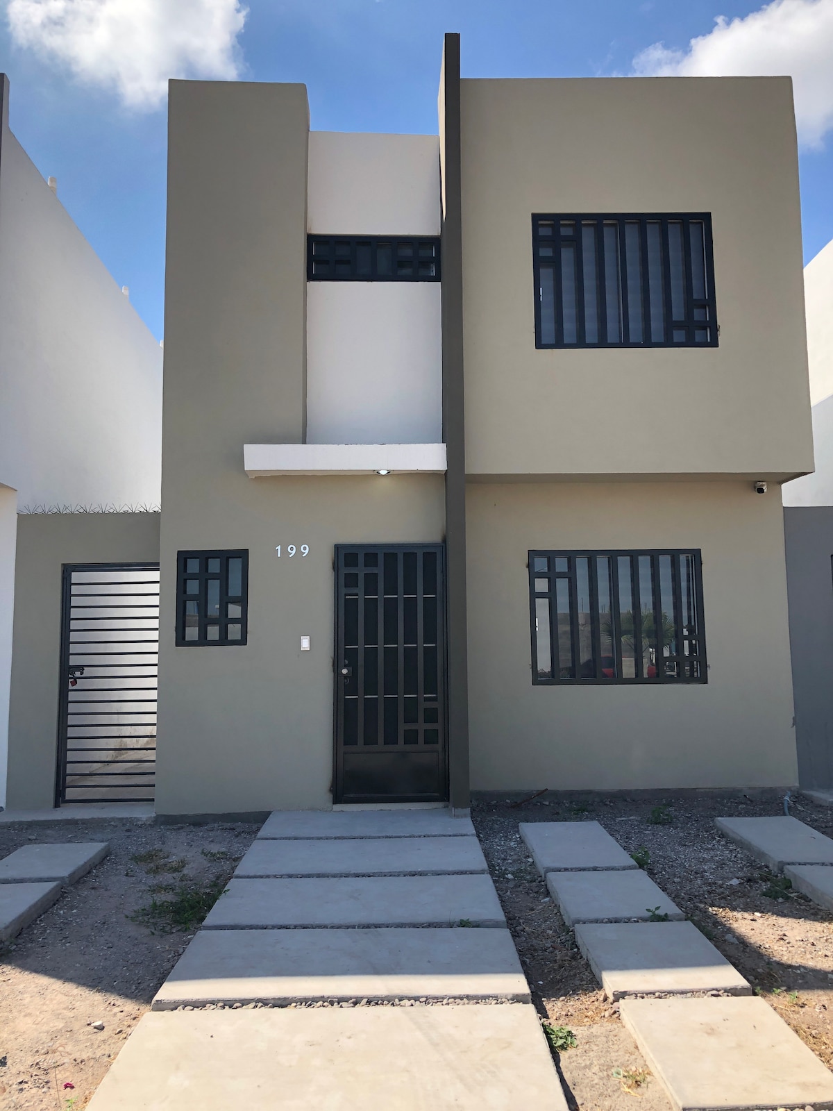 Casa amplia con dos habitaciones y estacionamiento