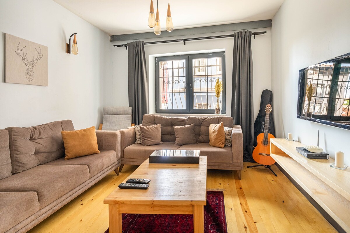 Renovated Historical Flat 9mn to Istiklal St walk