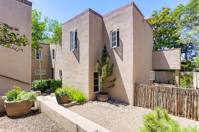 Beautiful Condo walkable near Plaza & Canyon Road!