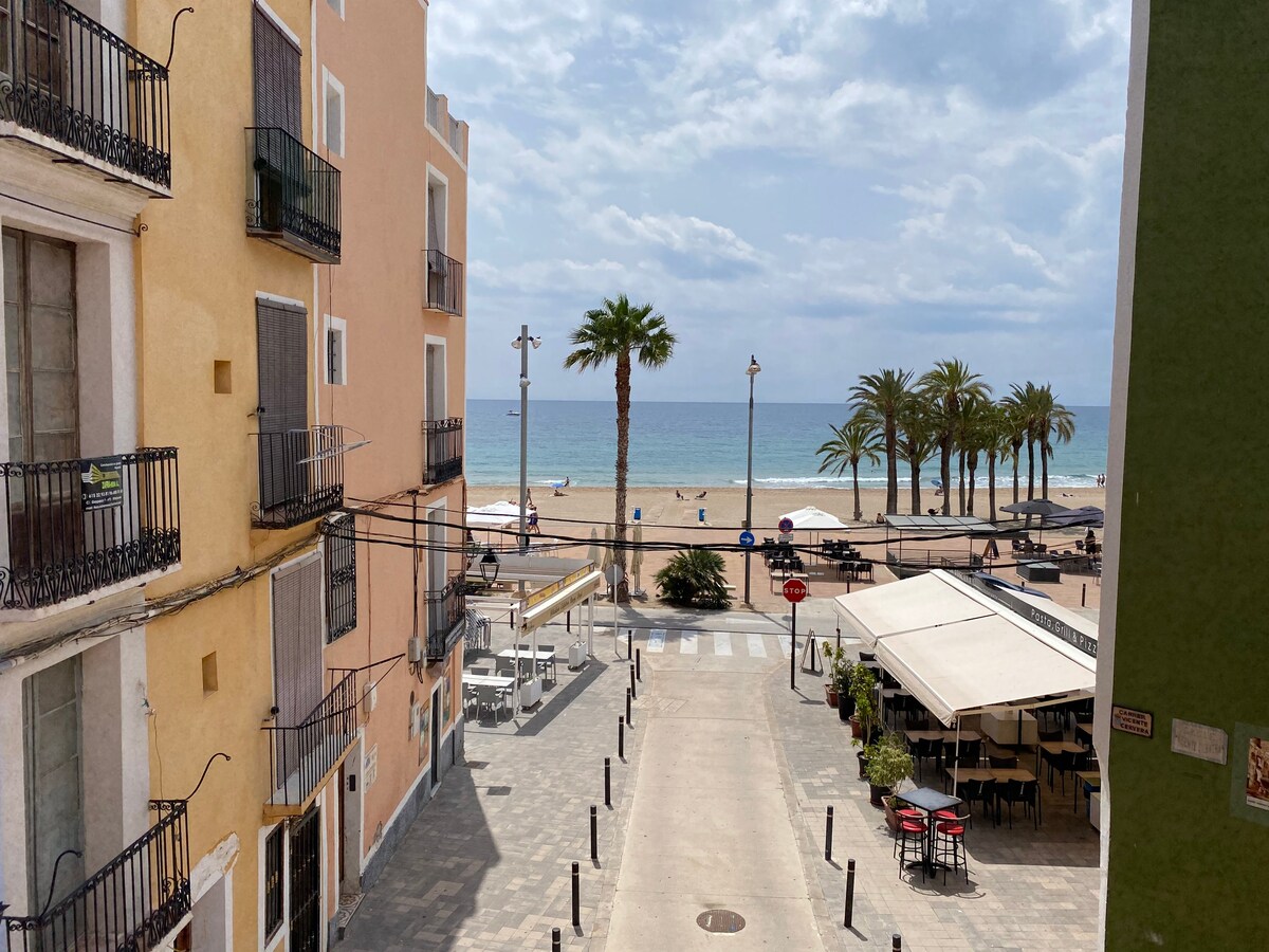 Apartment in front of the sea. Primera línea.