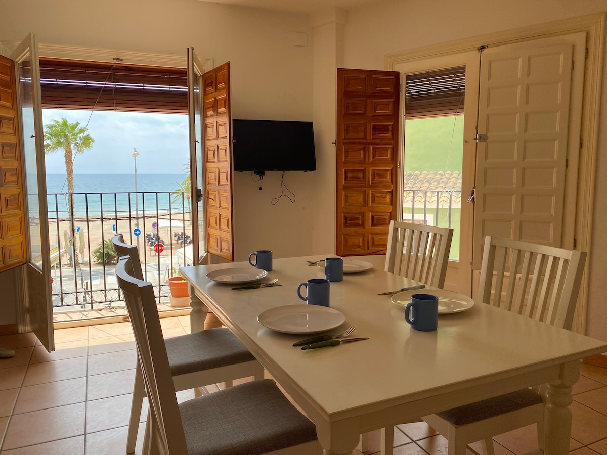 Apartment in front of the sea. Primera línea.