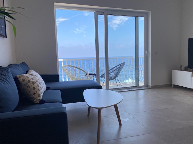 位于Marsalforn Gozo的美丽海景3卧室公寓。