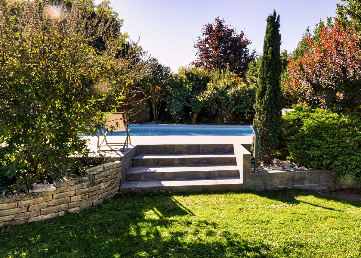 「贝拉别墅（ VILLA BELLA」）拥有美丽的游泳池