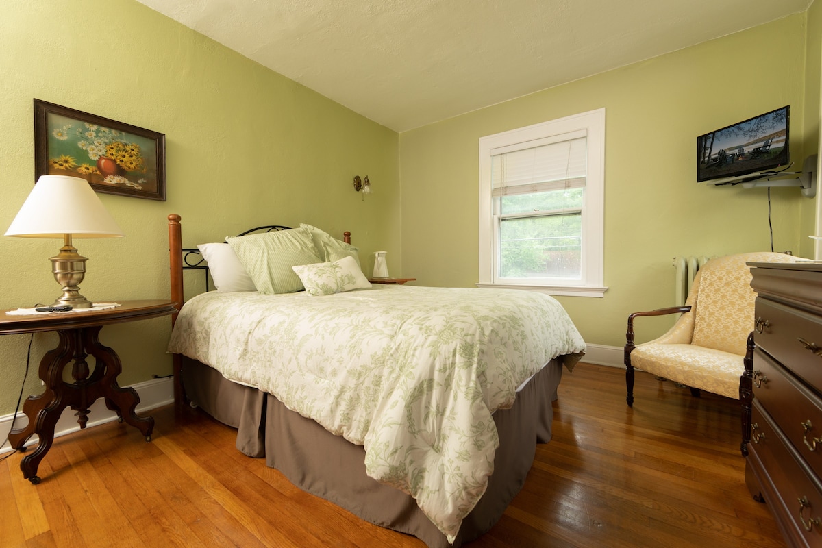 Celery- Private room with private bath.