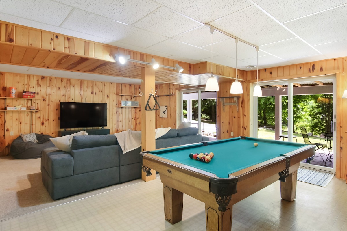 Tavi Haus~Lakefront & Secluded~Sauna & Pool Table