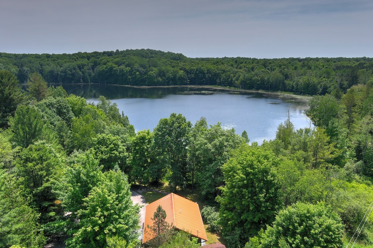 Tavi Haus~Lakefront & Secluded~Sauna & Pool Table