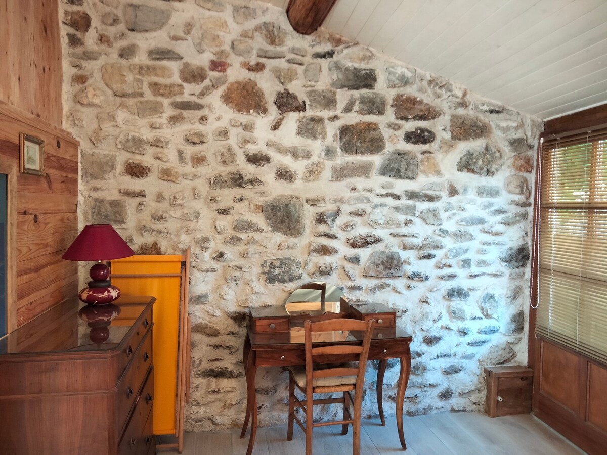Gîte studio attenant dans maison traditionnelle