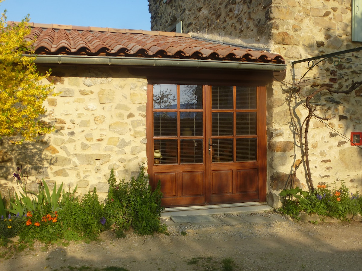 Gîte studio attenant dans maison traditionnelle