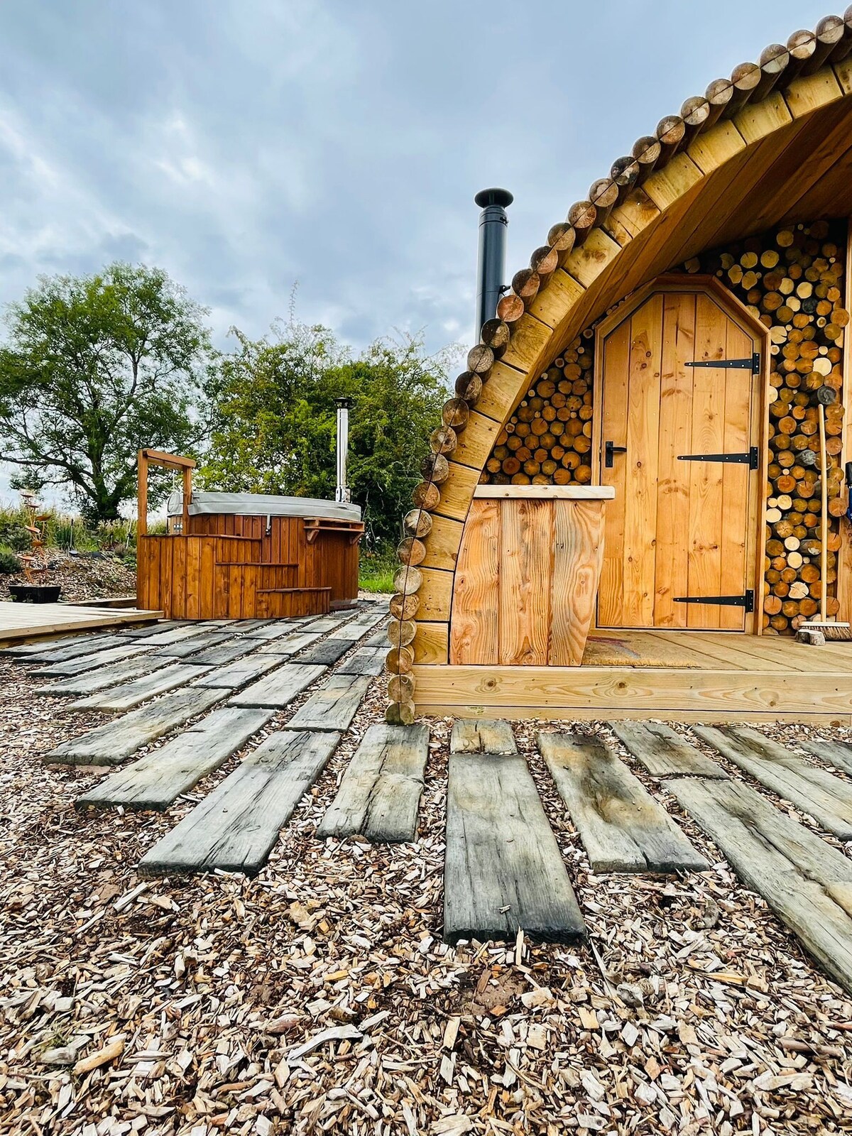 Waterfront wooden Lodge w/Hot Tub
(Pheasant Lodge)