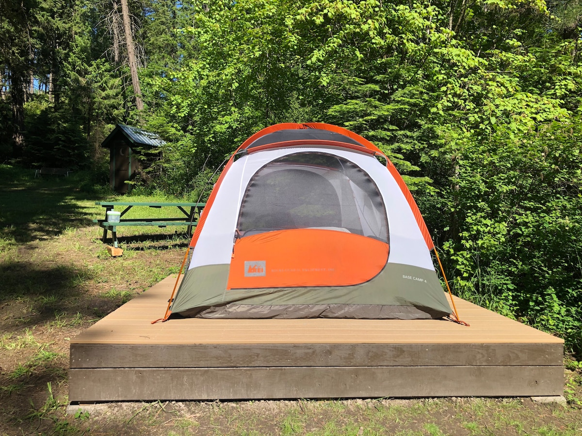 绿色布拉夫（ Green Bluff ）上美妙的帐篷平台露营地！