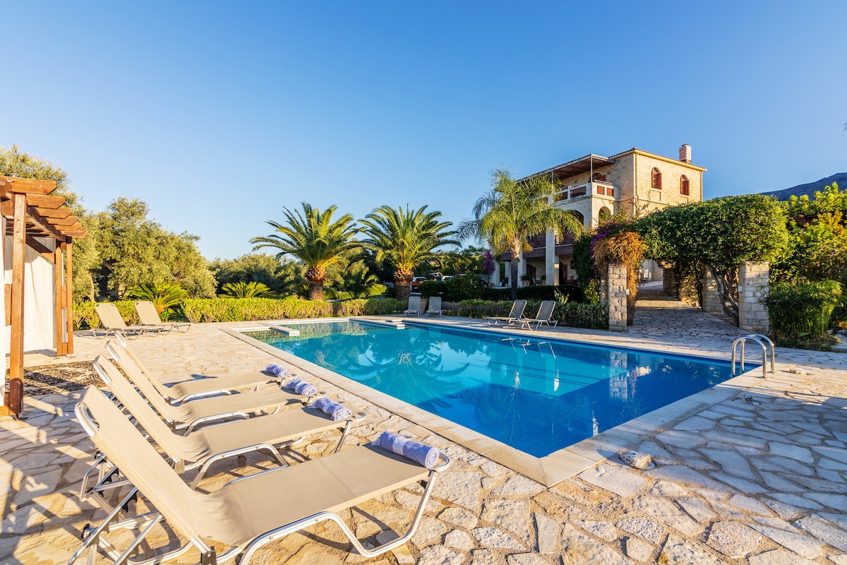 ~ Aloni House ~ Luxury villa with pool, sleeps 10