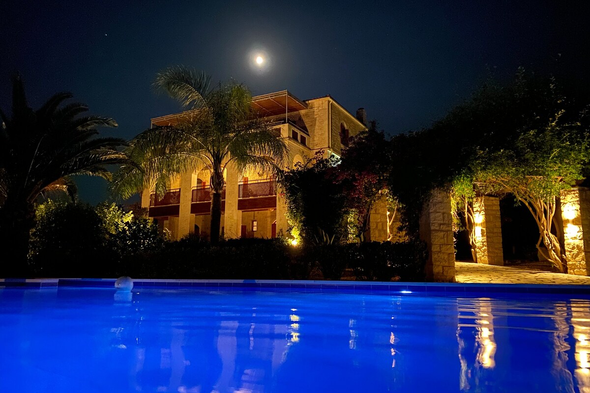 ~ Aloni House ~ Luxury villa with pool, sleeps 10