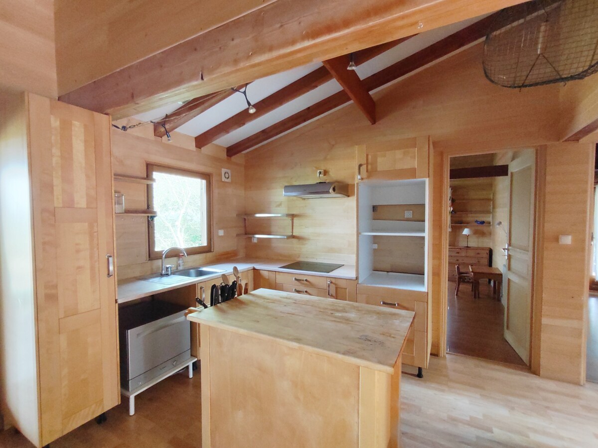 CHALET CACHÉ DANS UN ÉCRIN DE VERDURE AVEC VUES