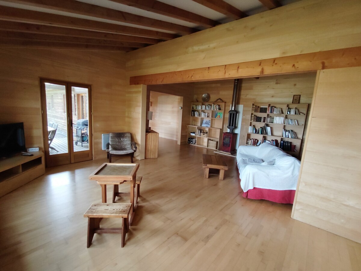 CHALET CACHÉ DANS UN ÉCRIN DE VERDURE AVEC VUES