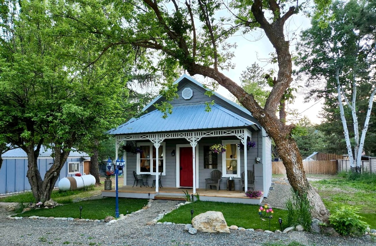 The Red Door Cottage. 10% off for volunteer FD