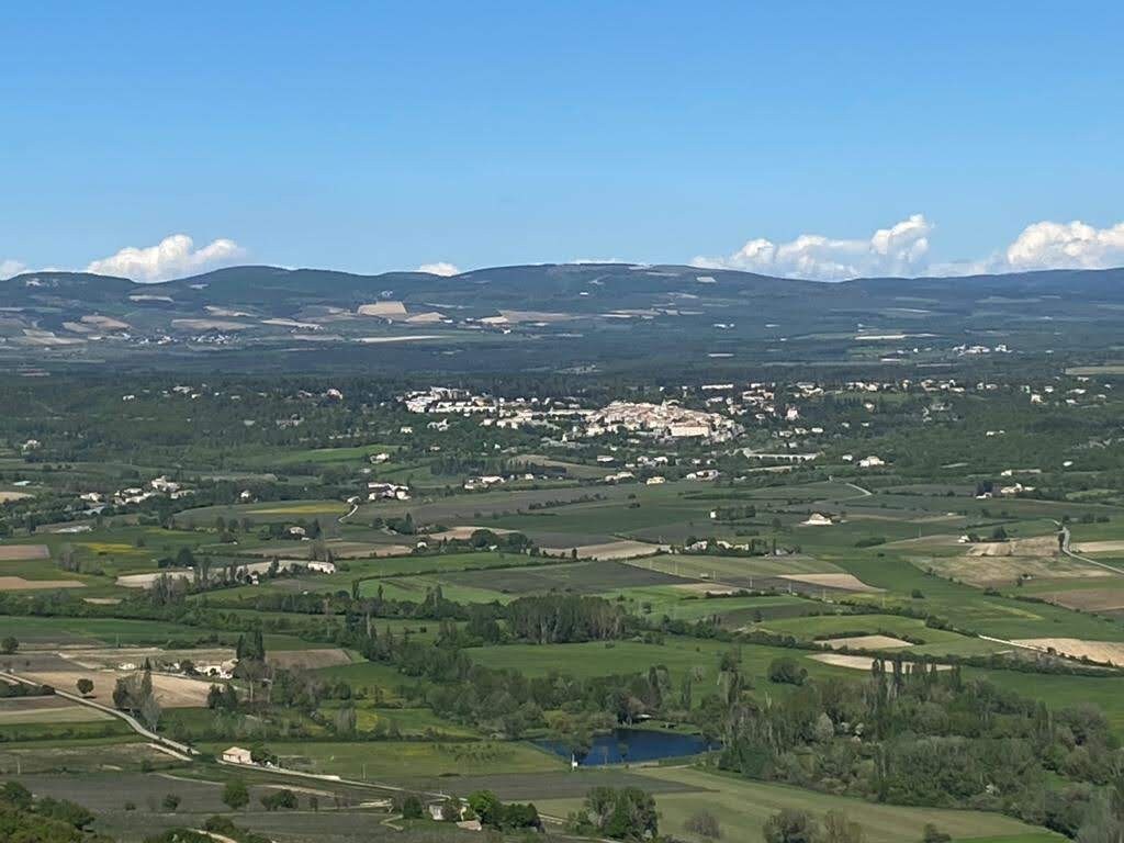 位于文图山（ Mont Ventoux ）山脚下的美丽明亮的公寓