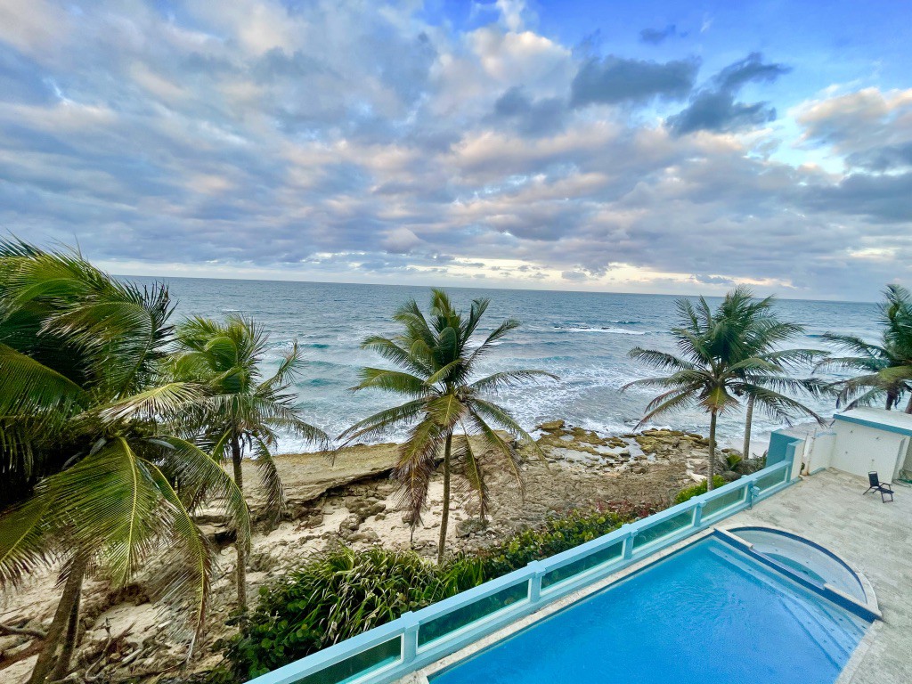 在海滩前W. DORADO泳池聆听和欣赏海浪。