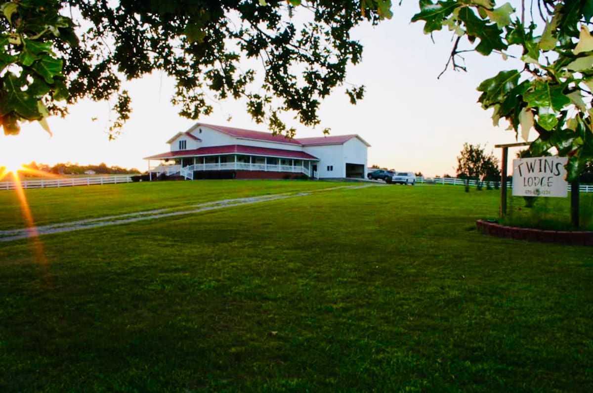 Country Farmhouse | 2 Peaceful Acres | Firepit