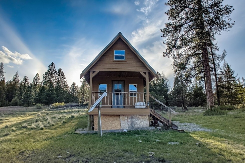 The Ledford Cabin- remote, off grid, fully stocked