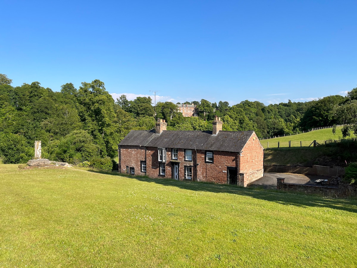 Beautifully appointed period cottage on River Eden