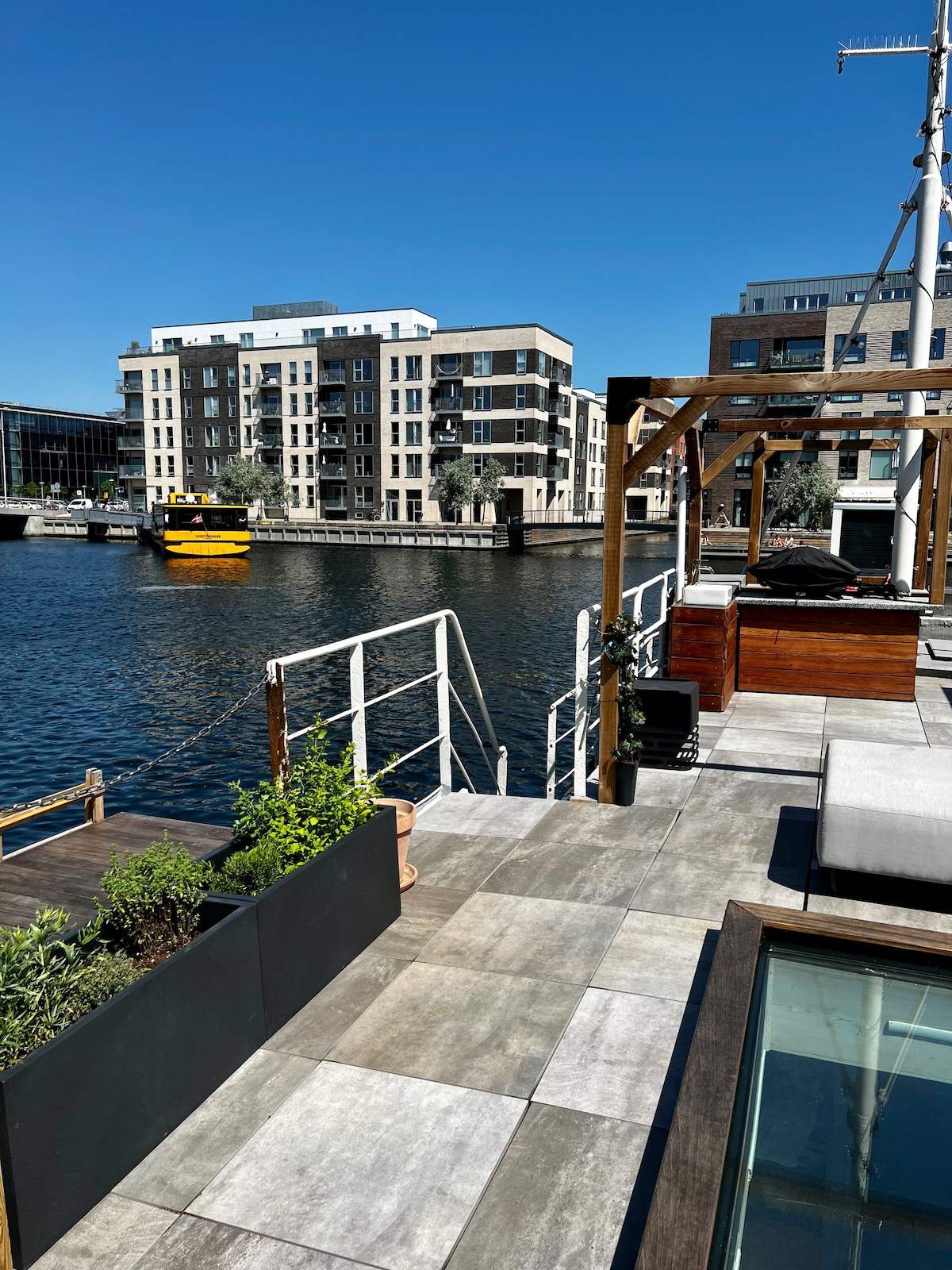 Wonderful House Boat In the canal city of CPH