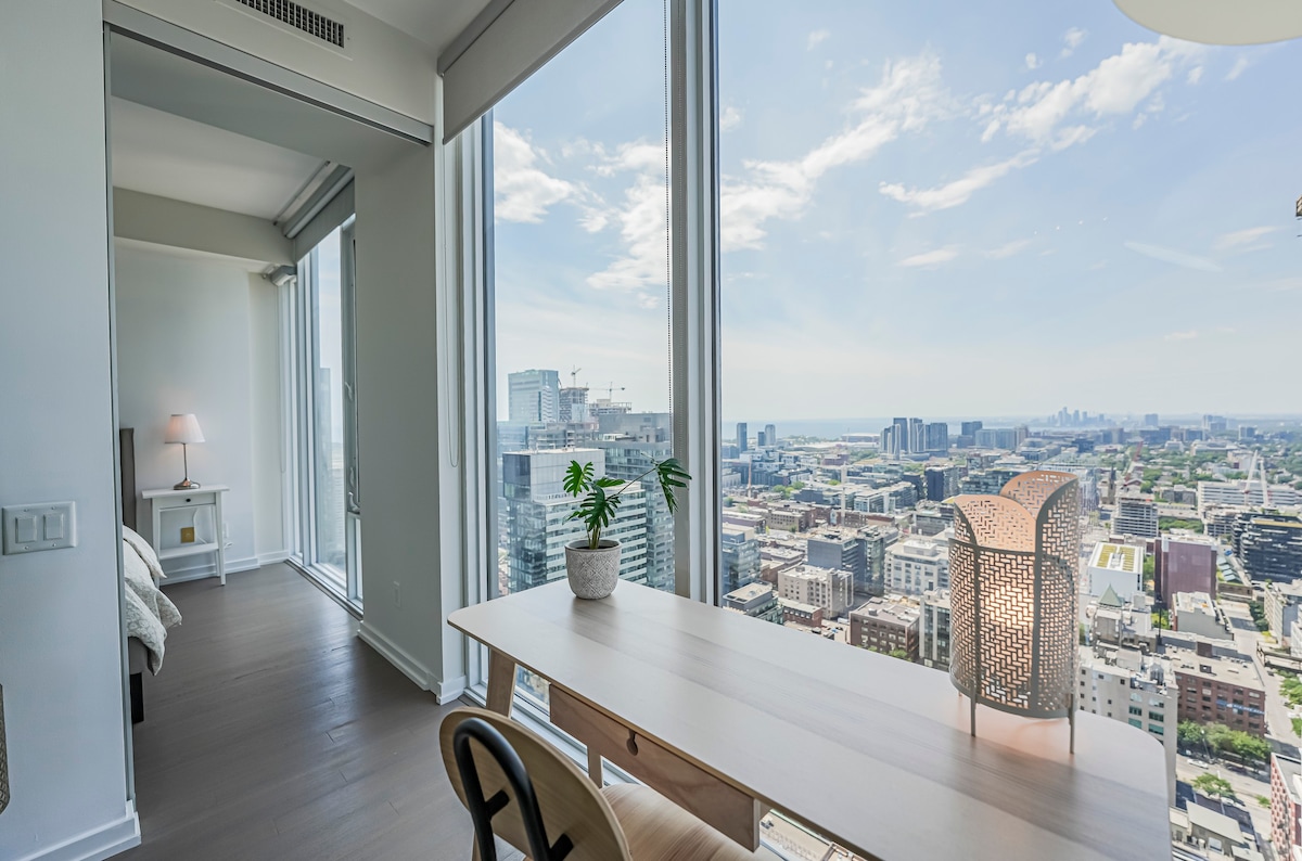 Bright 2BR Suite with Gorgeous View, Free Parking!