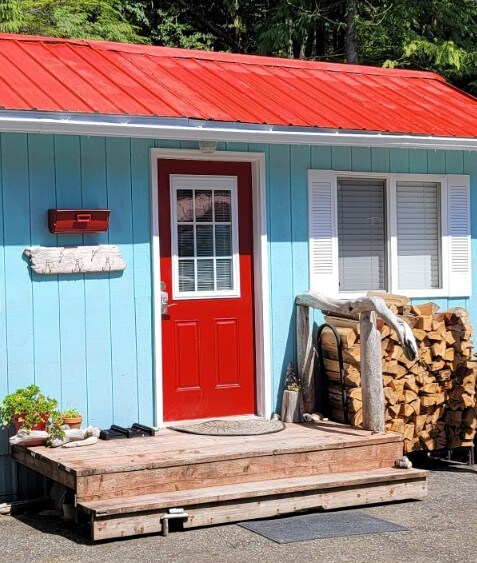 Cozy, peaceful 2-bedroom cottage by the beach!