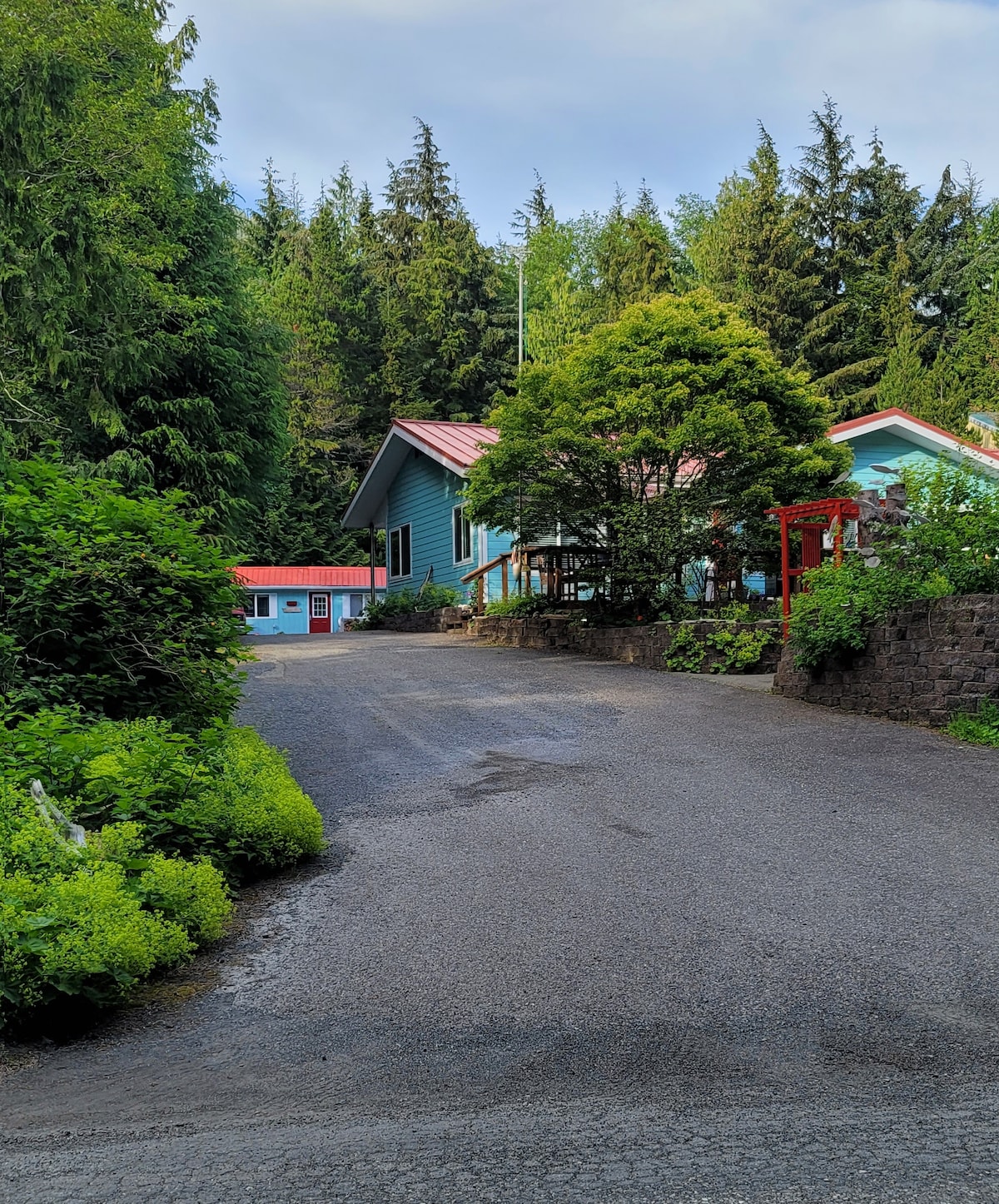 Cozy, peaceful 2-bedroom cottage by the beach!