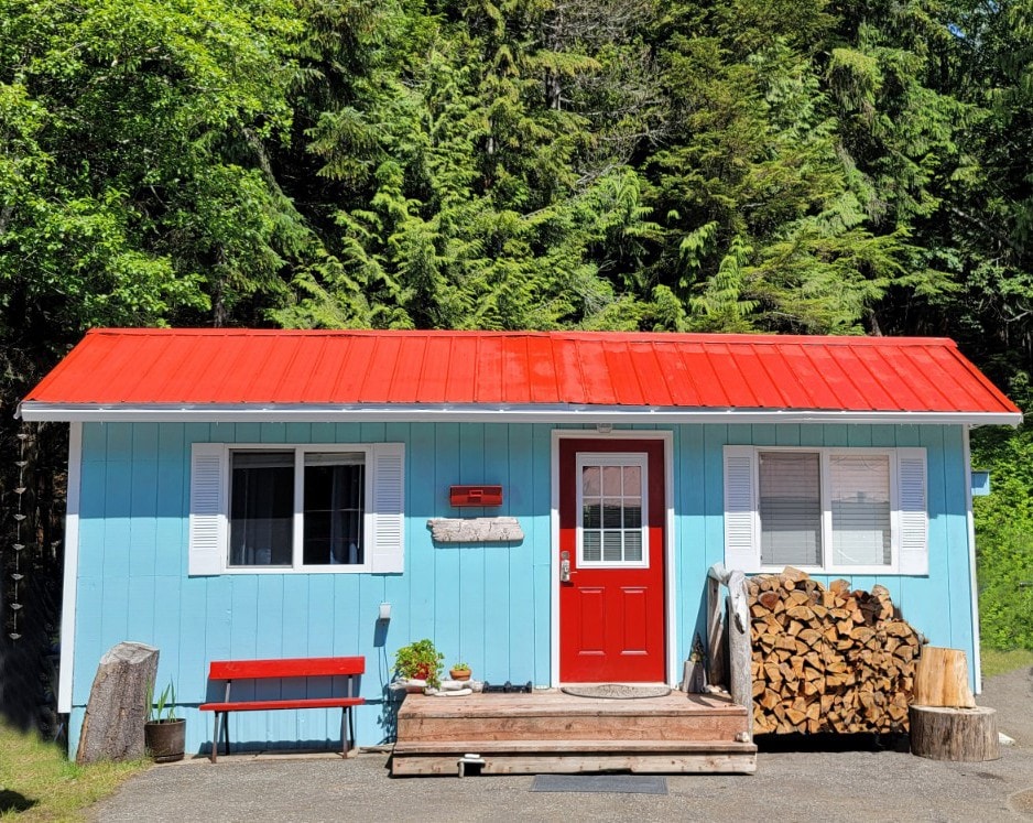 Cozy, peaceful 2-bedroom cottage by the beach!