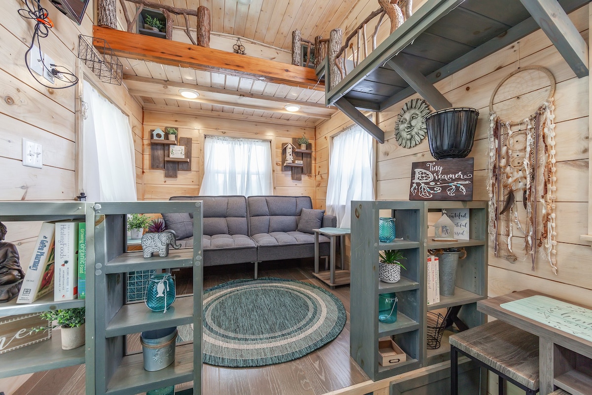 Peaceful Getaway In Charming Tiny House