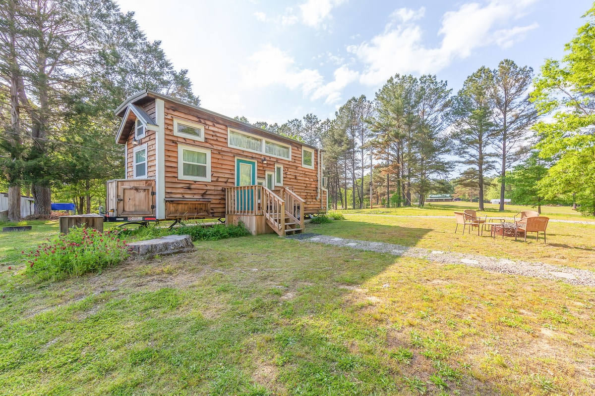 Peaceful Getaway In Charming Tiny House