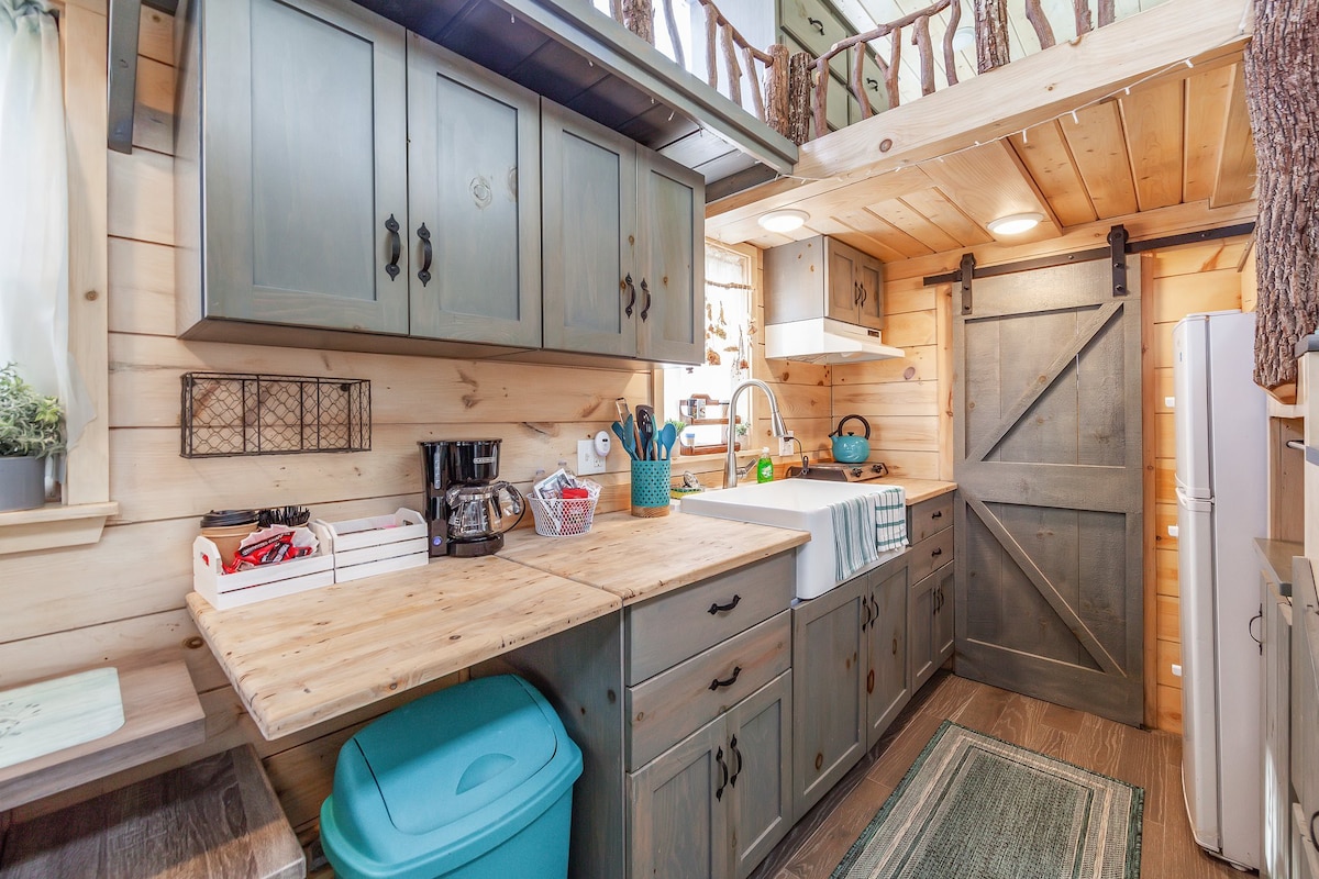 Peaceful Getaway In Charming Tiny House