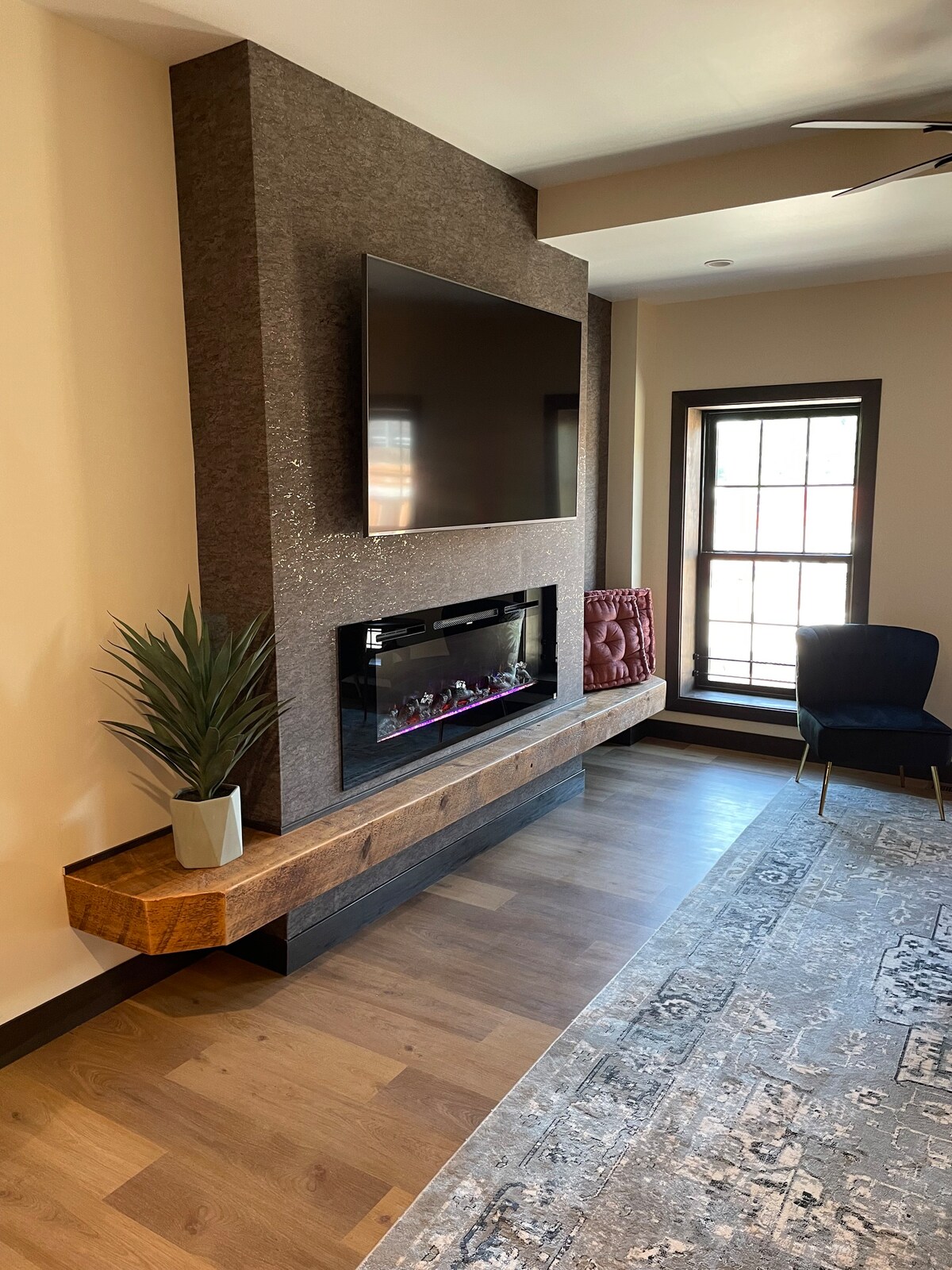 Downtown Galena Luxury 2-bedroom w/ Fireplace