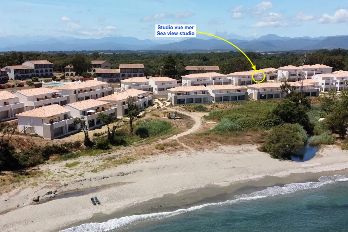 Studio 2 pers. vue mer et pieds dans l'eau N113