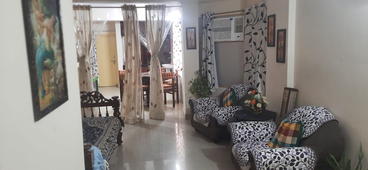 Spacious 3 BHK Apt, Located in Heart of the Town