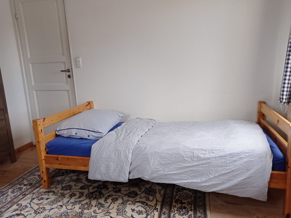 Cheerful room w/ free parking & near city center