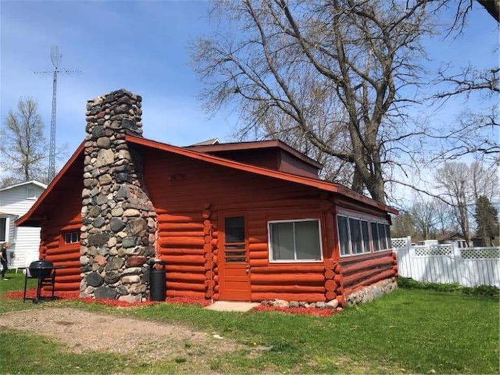 Rustic 3 bedroom cabin on private lake