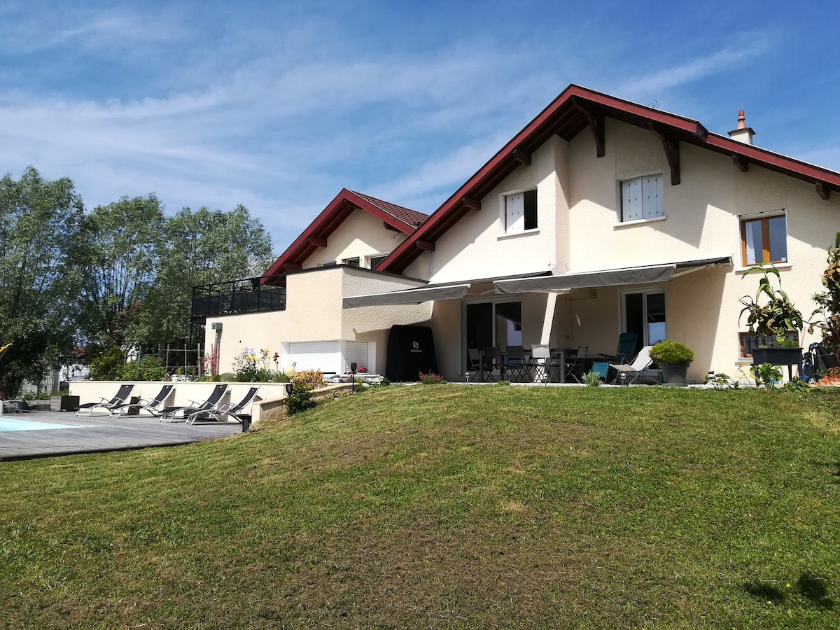 House with swimming pool &tremendous mountain view