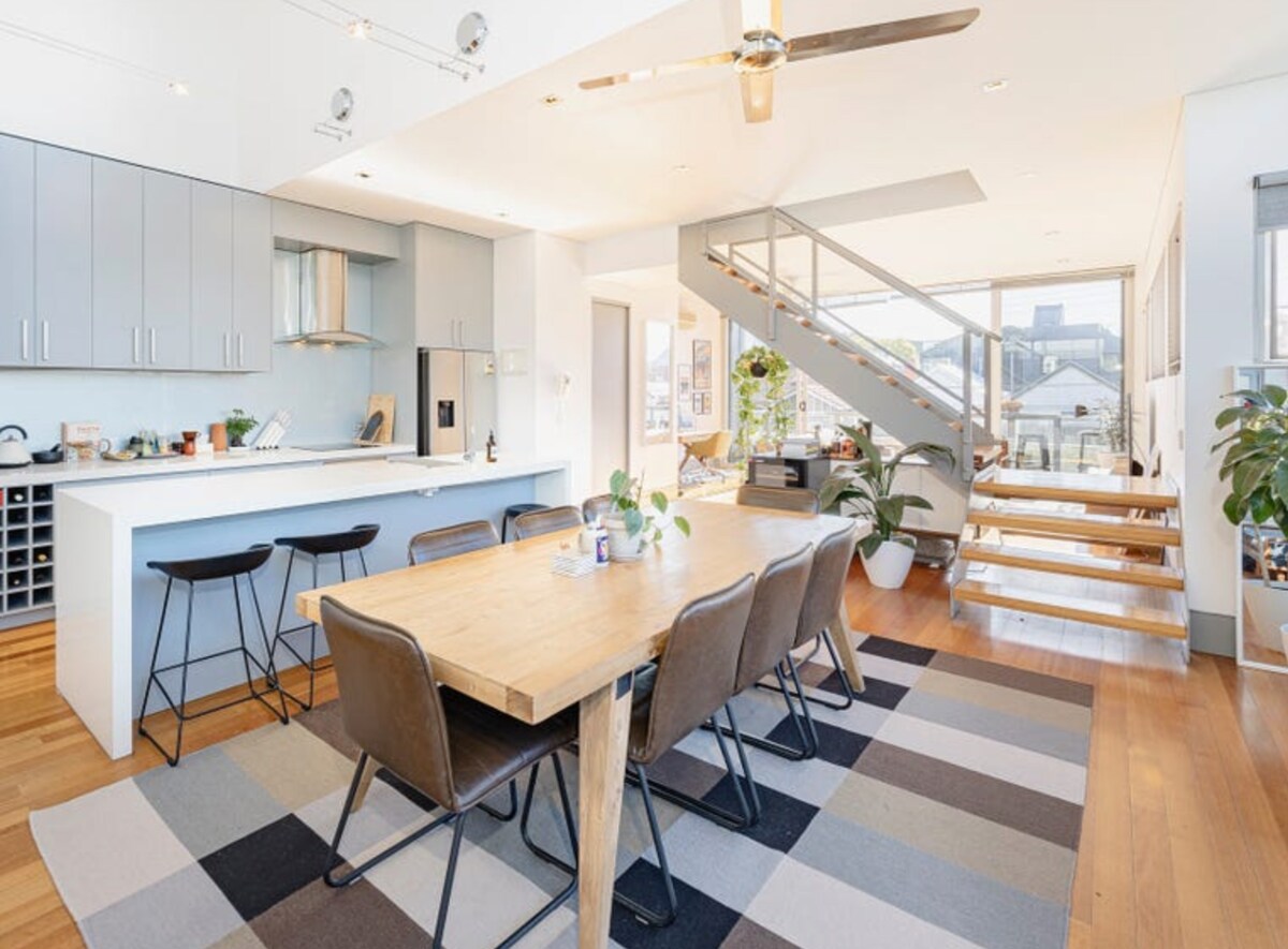 Sun-drenched 2-level loft in Clifton Hill