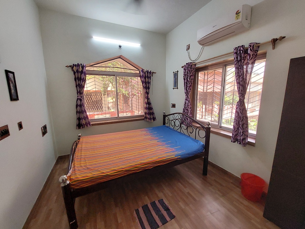 Cozy A.C. Deluxe Room 5 mins to [Kolkata Airport]