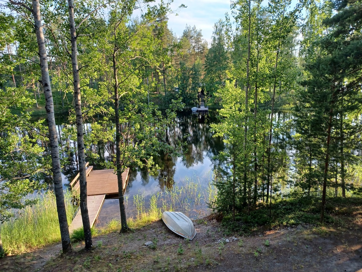 Mukava ja tilava hirsimökki Saimaan rannalla