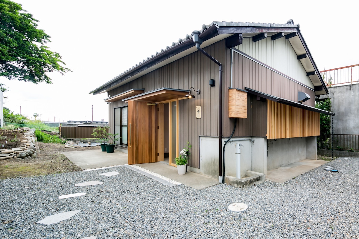步行2分钟即可抵达犬山城镇（ Inuyama Castle Town ）。
整栋房子里有漂亮的客栈。
您还可以体验制作竹子。