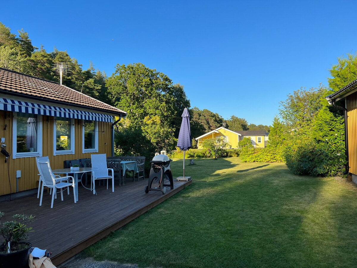 Trivelig hytte nær strand og golfbane.