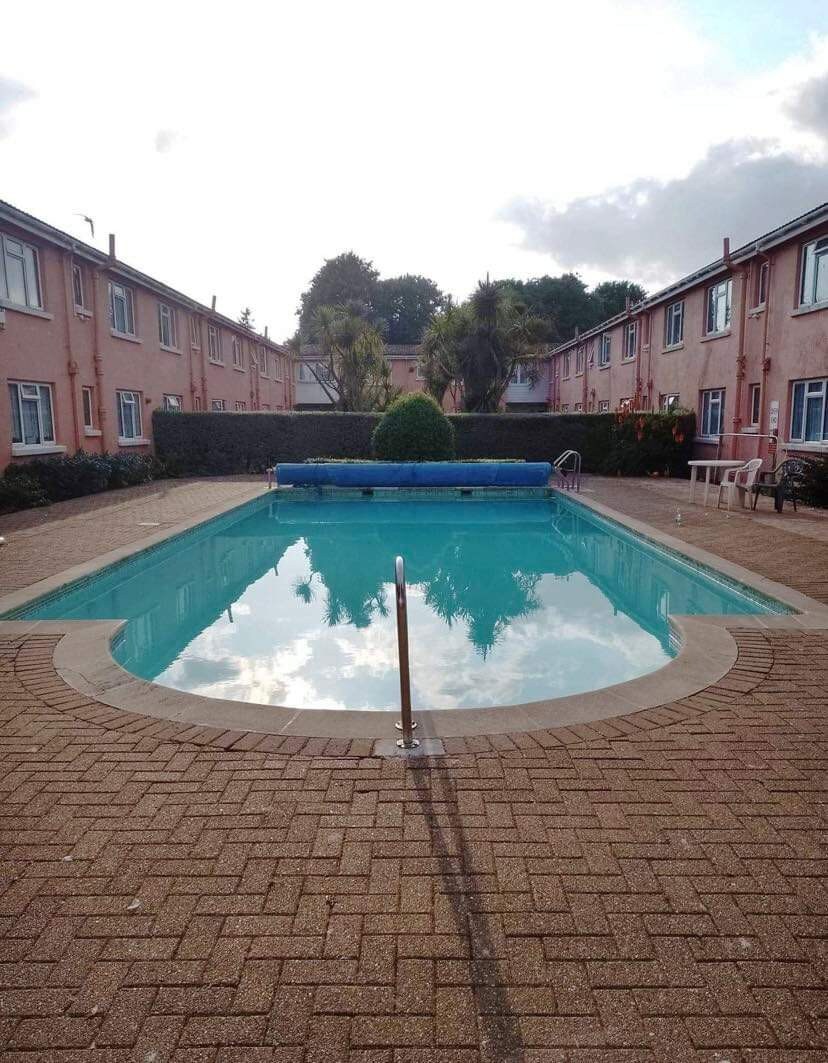 Seaside Holiday Flat with Pool in Paignton, Torbay
