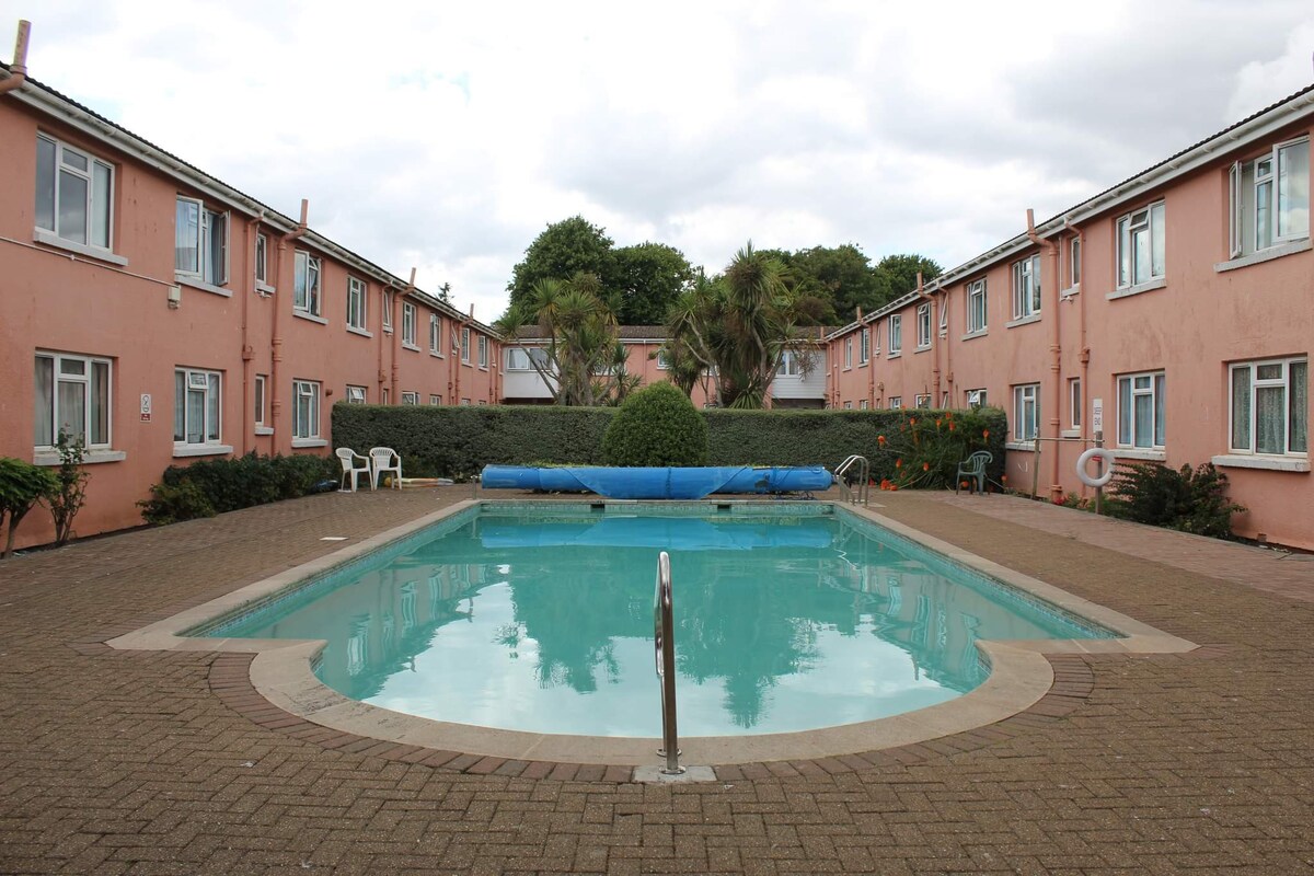 Seaside Holiday Flat with Pool in Paignton, Torbay
