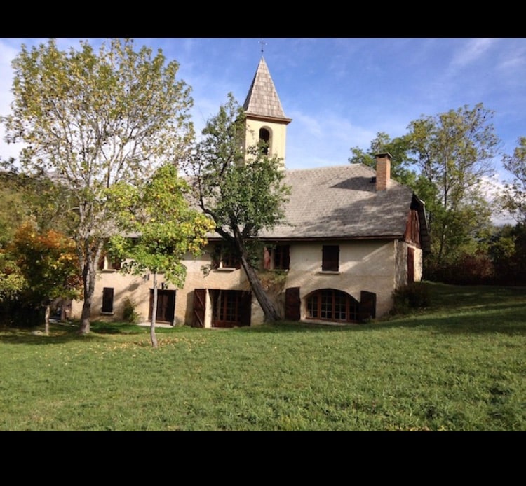 Grande maison familiale aux pieds des montagnes