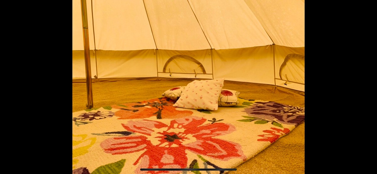 铺有地毯的小铃声帐篷